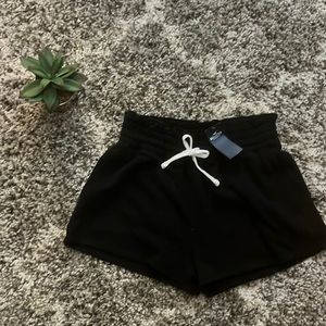 NWT HOLLISTER BLACK SHORTS - white tie size small